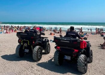 jandarmii-au-dat-amenzi-pe-plaja-din-eforie,-unde-turistii-au-intrat-in-apa-in-ciuda-steagului-rosu-valurile-ajung-pana-la-2-metri-–-hotnews.ro