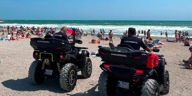 jandarmii-au-dat-amenzi-pe-plaja-din-eforie,-unde-turistii-au-intrat-in-apa-in-ciuda-steagului-rosu-valurile-ajung-pana-la-2-metri-–-hotnews.ro
