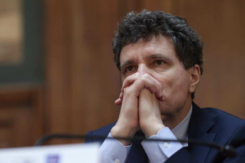 nicusor-dan-este-preocupat-si-in-contact-permanent-cu-liderii-politici-pentru-depasirea-crizei,-spune-consilierul-sau:-problema-este-in-alta-parte-–-hotnews.ro