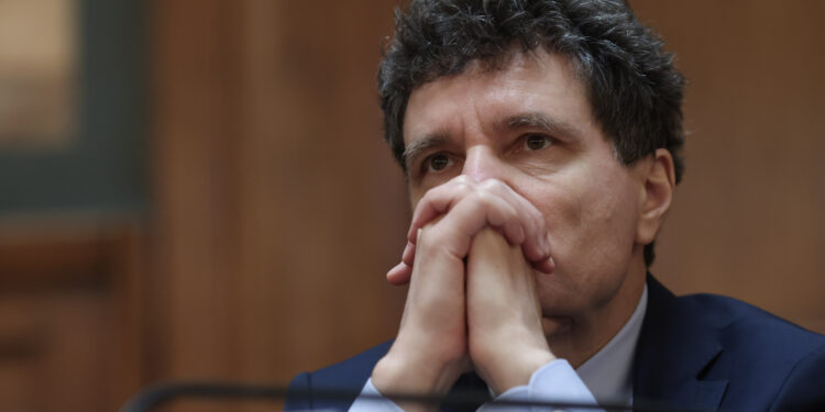 nicusor-dan-este-preocupat-si-in-contact-permanent-cu-liderii-politici-pentru-depasirea-crizei,-spune-consilierul-sau:-problema-este-in-alta-parte-–-hotnews.ro