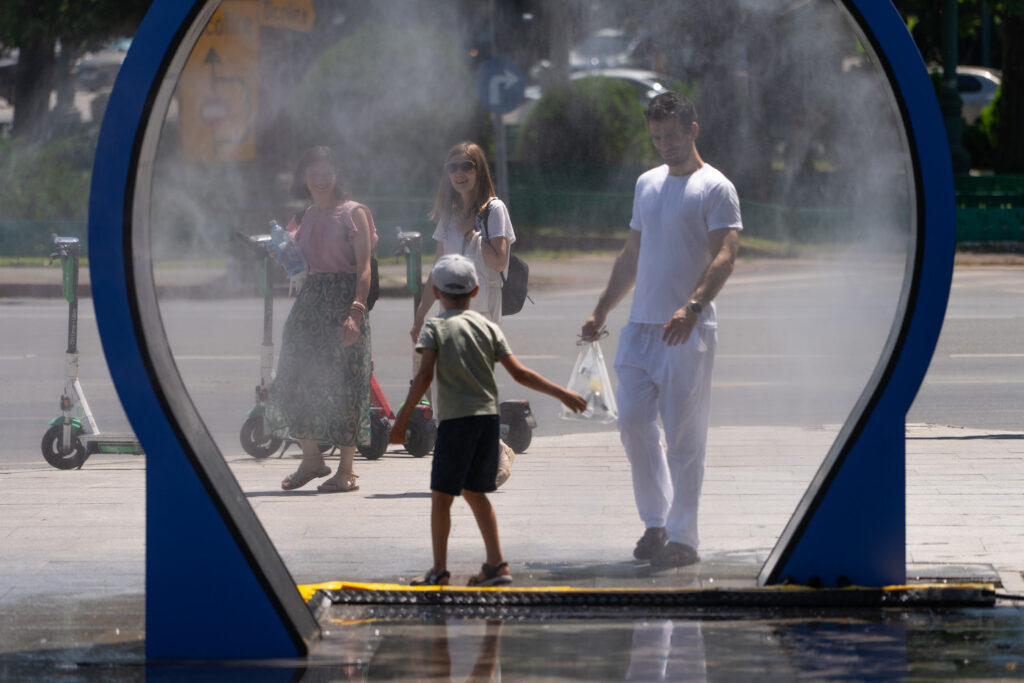 aproape-toata-tara,-sub-alerte-de-canicula-pana-miercuri-cele-mai-afectate-judete-prognoza-si-pentru-bucuresti-–-hotnews.ro