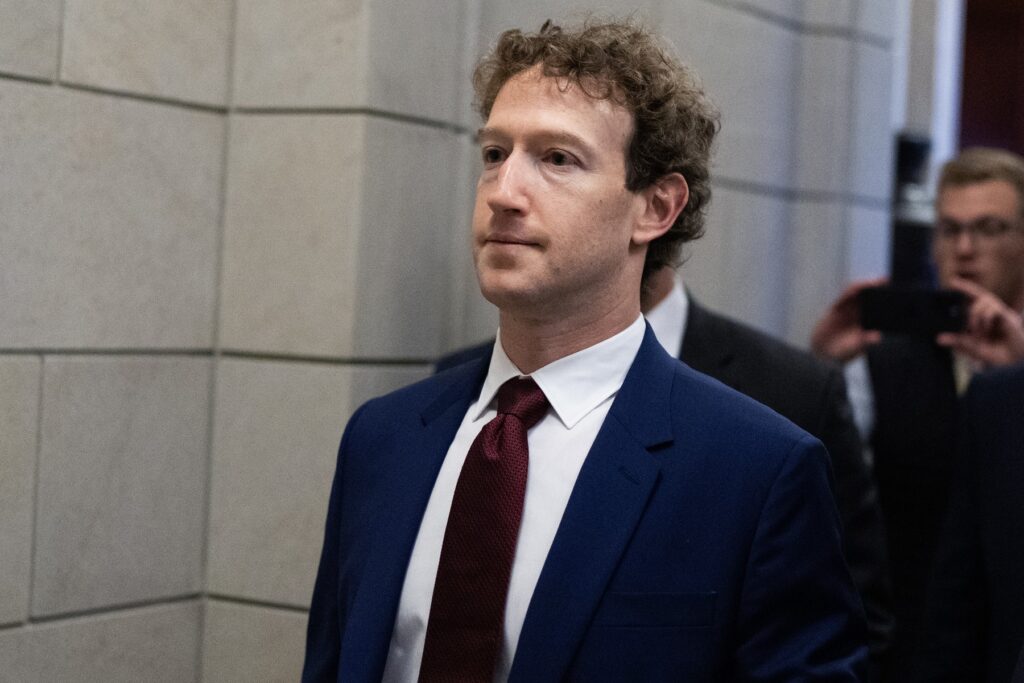 superiahtul-lui-mark-zuckerberg,-de-300000000-de-dolari,-a-refuzat-sa-ajute-o-mica-barca-blocata-in-apele-din-alaska-–-hotnews.ro