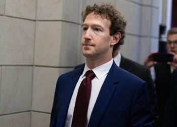 superiahtul-lui-mark-zuckerberg,-de-300000000-de-dolari,-a-refuzat-sa-ajute-o-mica-barca-blocata-in-apele-din-alaska-–-hotnews.ro