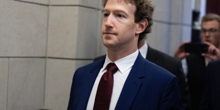 superiahtul-lui-mark-zuckerberg,-de-300000000-de-dolari,-a-refuzat-sa-ajute-o-mica-barca-blocata-in-apele-din-alaska-–-hotnews.ro