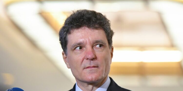 nicusor-dan-ataca-la-ccr-noua-lege-ani.-presedintele-contesta-obligatia-partenerilor-demnitarilor-de-a-si-declara-averile