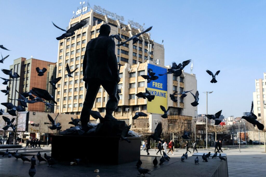 kosovo-inlatura-simbolurile-de-sustinere-a-ucrainei-dupa-refuzul-lui-zelenski-de-a-i-recunoaste-independenta-–-hotnews.ro