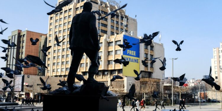 kosovo-inlatura-simbolurile-de-sustinere-a-ucrainei-dupa-refuzul-lui-zelenski-de-a-i-recunoaste-independenta-–-hotnews.ro