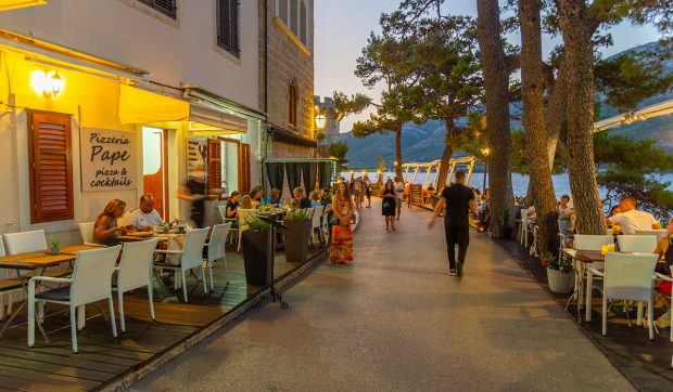 preturile-exorbitante-de-pe-coasta-adriaticii,-in-croatia:-cea-mai-scumpa-pizza-din-lume