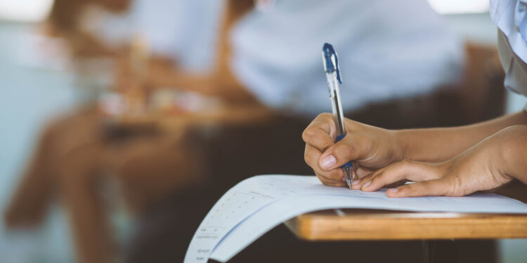 subiecte-matematica-bac-2026,-sesiunea-de-toamna-ce-au-avut-de-rezolvat-elevii-la-proba-obligatorie-a-profilului-–-hotnews.ro