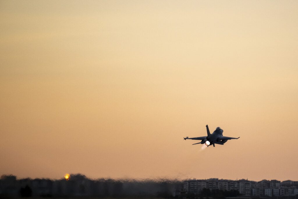 un-avion-f-16-s-a-prabusit-in-turcia,-in-timpul-unui-zbor-de-antrenament-–-hotnews.ro