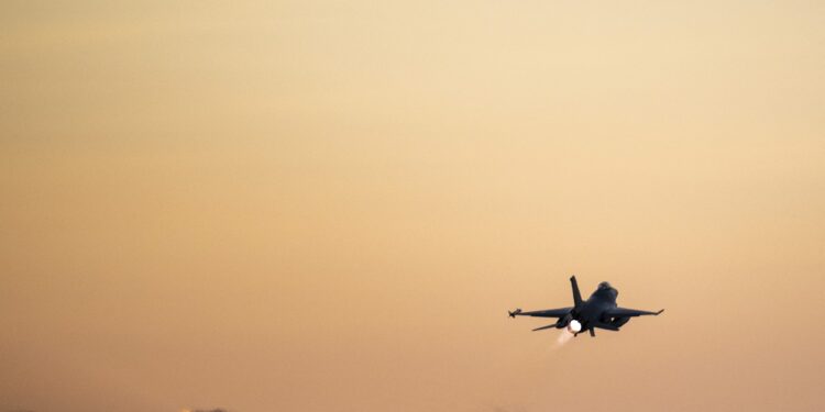 un-avion-f-16-s-a-prabusit-in-turcia,-in-timpul-unui-zbor-de-antrenament-–-hotnews.ro