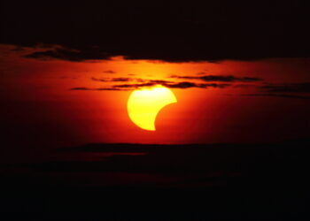 foto-primele-imagini-cu-eclipsa-de-soare-din-romania-–-hotnews.ro
