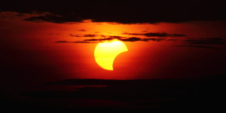 foto-primele-imagini-cu-eclipsa-de-soare-din-romania-–-hotnews.ro