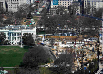 trump-cere-curtii-sa-permita-finalizarea-salii-de-bal-de-la-casa-alba-este-vital-necesara-pentru-securitatea-nationala-–-hotnews.ro