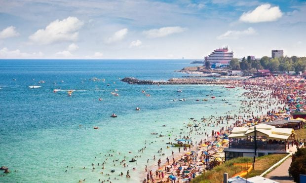 cat-costa-doua-nopti-de-cazare-la-mare-si-la-munte-de-sfanta-maria-preturile-pot-ajunge-si-pana-la-4.000-de-lei