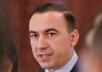 2,5-milioane-de-euro-in-doar-jumatate-de-zi.-bogdan-ivan-il-pune-la-zid-pe-bolojan