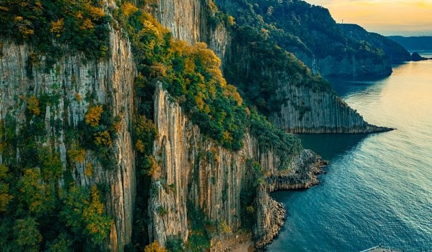 coloanele-de-lava-din-bartin,-o-minune-naturala-veche-de-80-de-milioane-de-ani
