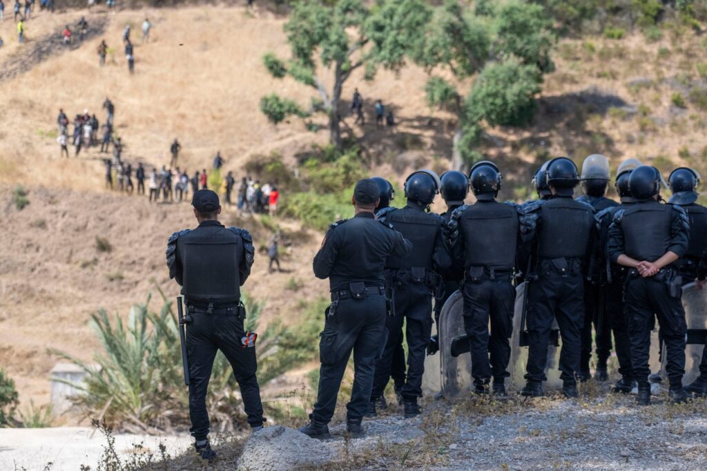 noi-tensiuni-la-ceuta-peste-100-de-migranti-arestati-sambata,-in-timp-ce-incercau-sa-intre-in-enclava-spaniola-–-hotnews.ro