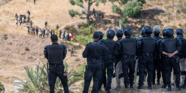noi-tensiuni-la-ceuta-peste-100-de-migranti-arestati-sambata,-in-timp-ce-incercau-sa-intre-in-enclava-spaniola-–-hotnews.ro