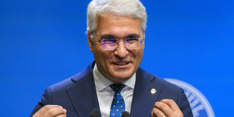 salariile-profesorilor,-majorate-prin-noua-lege-a-salarizarii.-pislaru:-varianta-pe-care-o-voi-prezenta-partidelor-este-de-nerefuzat