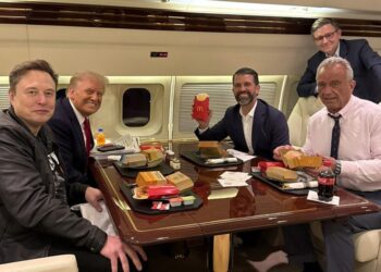 cutii-peste-cutii-de-la-mcdonalds.-ce-mananca-trump-in-avion-si-de-ce-refuza-restaurantele-locale