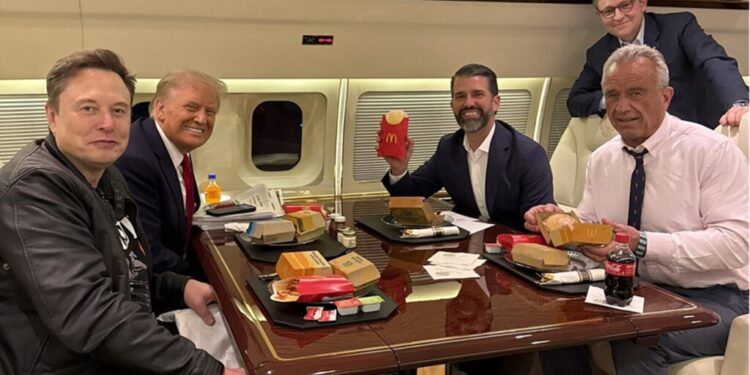 cutii-peste-cutii-de-la-mcdonalds.-ce-mananca-trump-in-avion-si-de-ce-refuza-restaurantele-locale