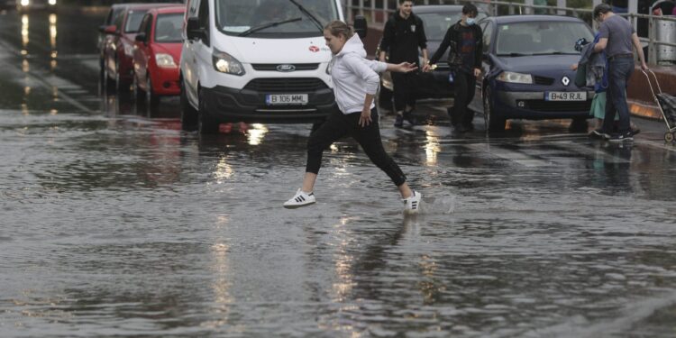 alerte-cod-galben-de-canicula,-emise-de-anm-de-marti,-vremea-se-raceste-brusc-si-vin-ploile-in-toata-tara-–-hotnews.ro
