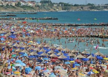 210.000-de-turisti,-pe-litoralul-romanesc-in-weekendul-de-ziua-marinei-si-sfanta-maria:-100%-grad-de-ocupare