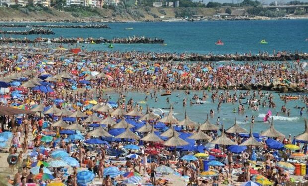 210.000-de-turisti,-pe-litoralul-romanesc-in-weekendul-de-ziua-marinei-si-sfanta-maria:-100%-grad-de-ocupare
