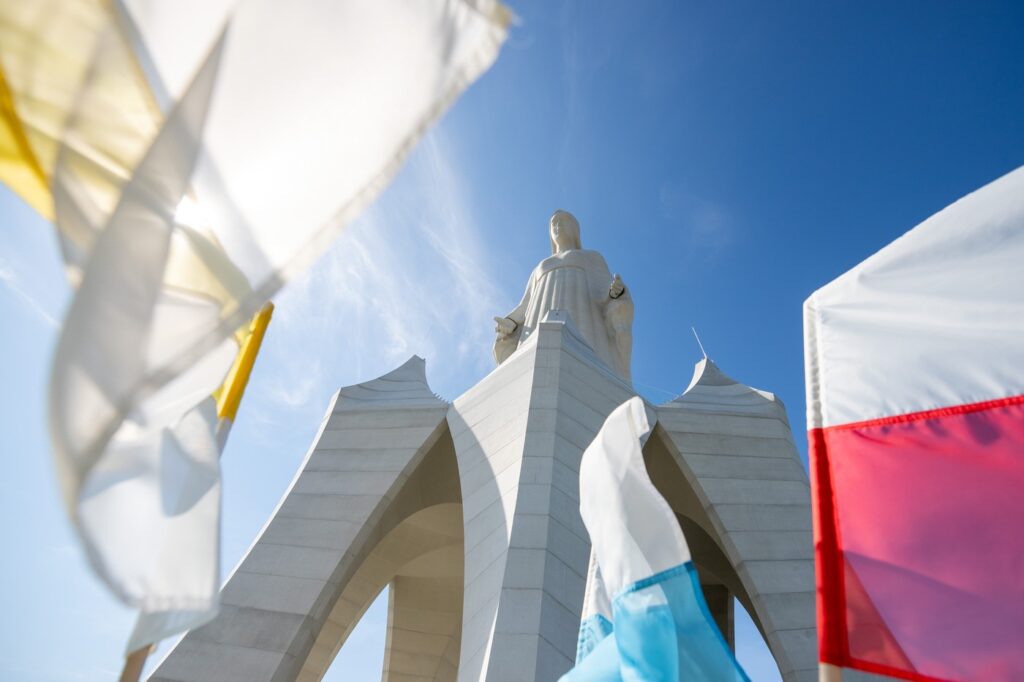 cea-mai-inalta-statuie-a-fecioarei-maria-din-europa,-inaugurata-intr-un-sat-polonez-care-are-mai-putin-de-150-de-locuitori-–-hotnews.ro