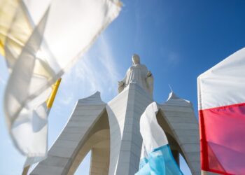 cea-mai-inalta-statuie-a-fecioarei-maria-din-europa,-inaugurata-intr-un-sat-polonez-care-are-mai-putin-de-150-de-locuitori-–-hotnews.ro