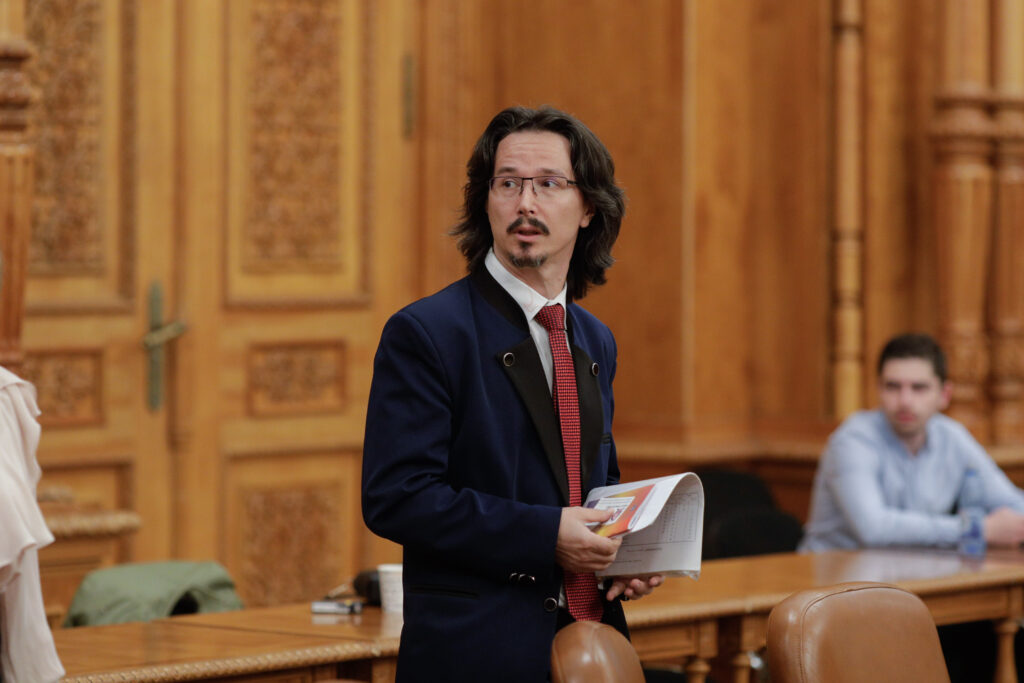 cristi-danilet,-despre-eminentele-cenusii-dupa-decizia-ccr-in-cazul-lui-fritz:-cine-va-fi-desemnat-sa-faca-un-contorsionism-sa-ne-convinga-ca-albul-e-negru-–-hotnews.ro