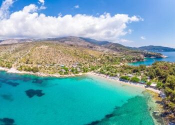au-fost-destul-de-de-treaba.-un-turist-roman-a-ramas-fara-camera-de-bord-si-fara-bani,-la-o-celebra-plaja-din-thassos