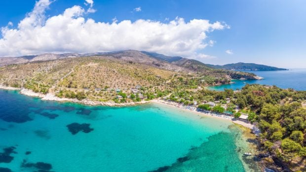 au-fost-destul-de-de-treaba.-un-turist-roman-a-ramas-fara-camera-de-bord-si-fara-bani,-la-o-celebra-plaja-din-thassos