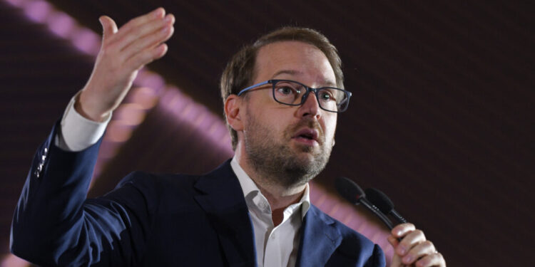 usr-il-reconfirma-in-unanimitate-pe-dominic-fritz-la-conducerea-partidului,-dupa-decizia-ccr-in-cazul-acestuia