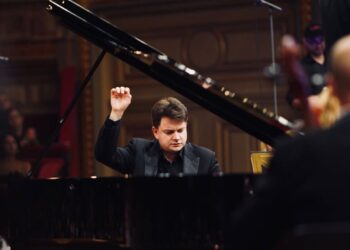 daca-pleaca-toti,-cine-mai-poate-construi?-un-mare-pianist-care-a-cantat-in-adaposturi-antiaeriene-din-ucraina-vine-la-bucuresti-–-hotnews.ro