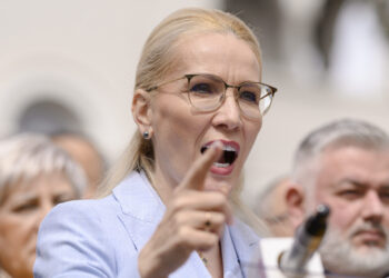 taiati-numarul-de-parlamentari,-nu-bursele-copiilor!:-deputata-aur,-furioasa-si-oripilata-dupa-decizia-guvernului-de-a-elimina-bursele-pe-perioada-vacantei