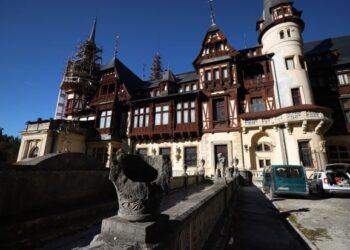 turistii-nu-mai-pot-vizita-castelul-peles.-numarul-de-bilete-puse-in-vanzare-este-limitat,-si-se-epuizeaza-rapid