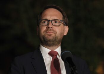 usr-acuza-ccr-de-fraudarea-constitutiei-fritz:-putem-sta-linistiti:-a-motivat-ccr-psd-ca-sanctiunea-nu-mi-se-aplica-mie,-ci-mandatului-meu-–-hotnews.ro