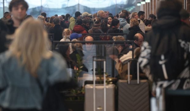trei-aeroporturi-din-norvegia,-inghetate-din-cauza-grevei-controlorilor-de-trafic-aerian.-zeci-de-calatori,-afectati
