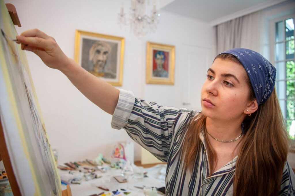 catherine-webb-absolventa-de-arte-la-yale-university,-artist-in-residence-la-bucuresti-–-hotnews.ro