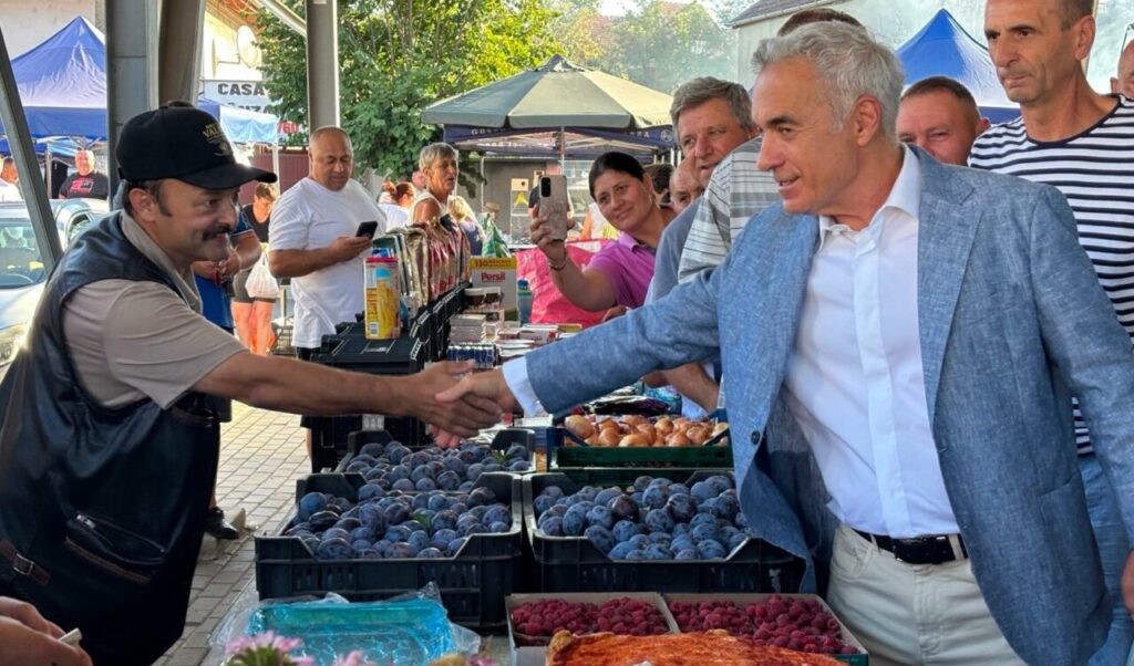 calin-georgescu,-vizita-surpriza-in-piata-din-pancota,-arad:-„cu-inima-smerita-si-cu-credinta-tare,-poporul-roman-va-fi-mai-mult-decat-biruitor”