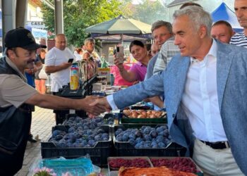 calin-georgescu,-vizita-surpriza-in-piata-din-pancota,-arad:-„cu-inima-smerita-si-cu-credinta-tare,-poporul-roman-va-fi-mai-mult-decat-biruitor”