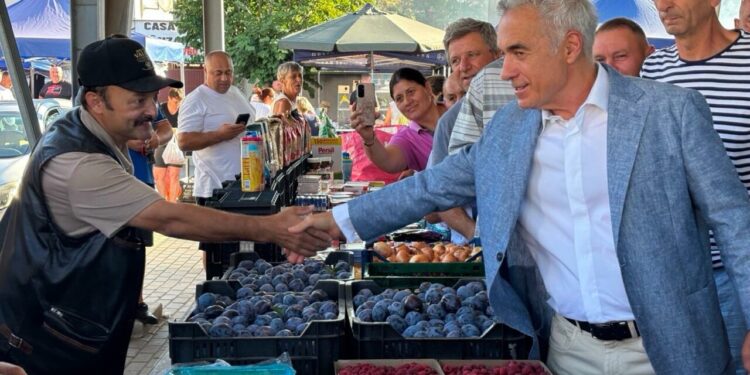calin-georgescu,-vizita-surpriza-in-piata-din-pancota,-arad:-„cu-inima-smerita-si-cu-credinta-tare,-poporul-roman-va-fi-mai-mult-decat-biruitor”