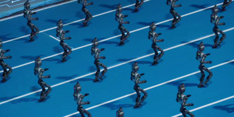 imagini-incredibile-cu-o-armata-de-roboti-umanoizi-care-patrunde-pe-un-stadion-din-china