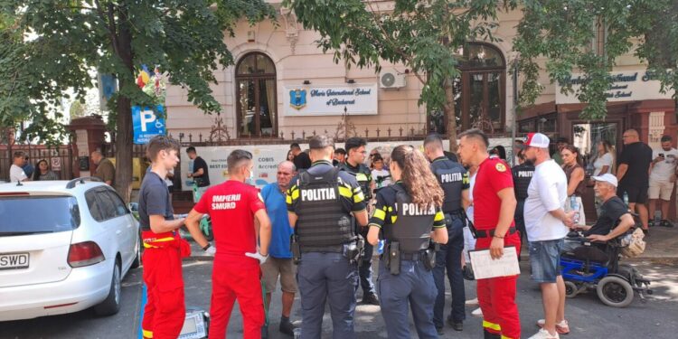 „razboiul-merdenelelor”-a-escaladat-bataie-cu-spray-cu-piper-la-coada-de-la-patiseria-din-amzei.-au-intervenit-politia-si-salvarea