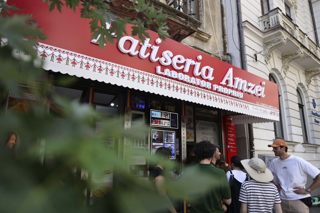 interventie-a-politistilor-dupa-un-incident-la-coada-la-patiseria-amzei-un-barbat-a-fost-incatusat-–-hotnews.ro