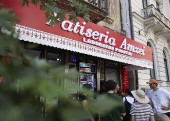 interventie-a-politistilor-dupa-un-incident-la-coada-la-patiseria-amzei-un-barbat-a-fost-incatusat-–-hotnews.ro