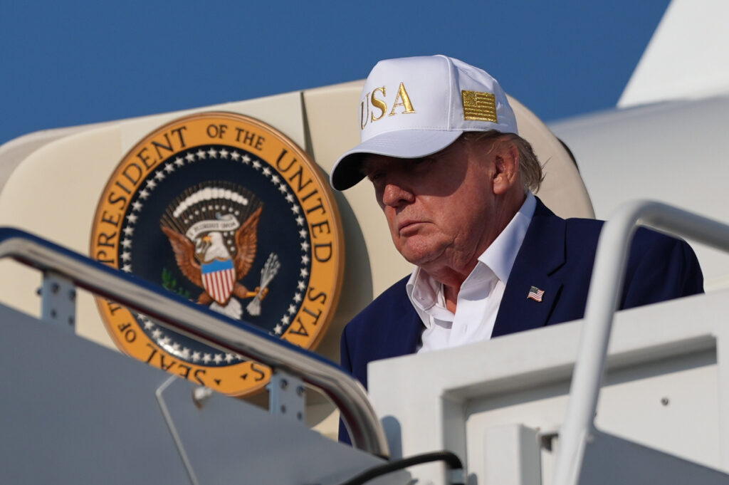 trump:-peste-1000-de-miscari-pe-piata-bursiera-intr-o-luna-ce-a-cumparat-si-ce-a-vandut-–-hotnews.ro