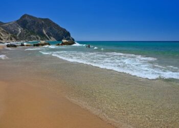 insula-din-grecia-unde-turistii-mai-prind-24-de-grade-si-in-octombrie.-plaja-care-pare-desprinsa-din-caraibe